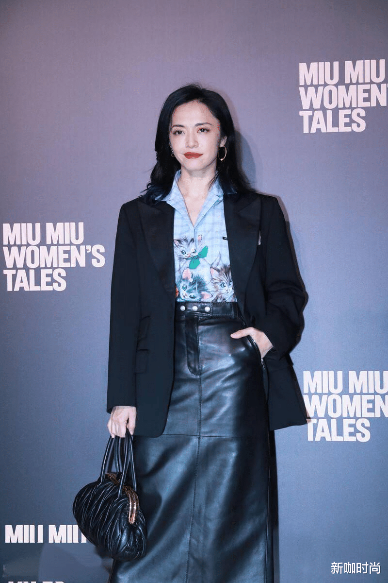 新咖时尚|没见过这么飒的热依扎！一身西装眼神凌厉，好似“霸道女总裁”