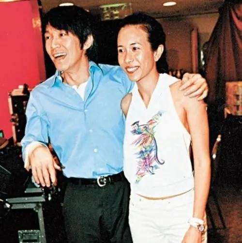 奶球妈咪聊|港媒曝周星驰追求17岁落选港姐,两人约会照曝光,互动甜蜜无代沟