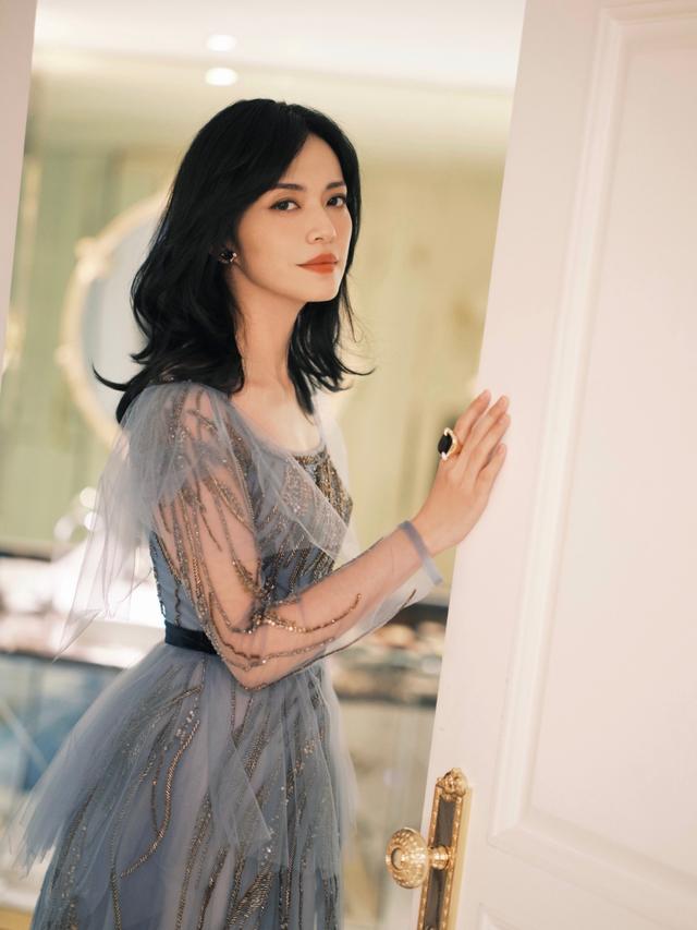 旗袍公馆 姚晨阿姨的年纪还有女友身材，穿薄纱裙优雅又减龄，比例是真的好