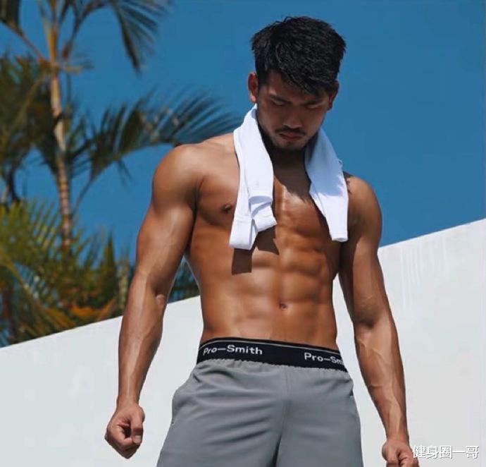 健身圈一哥 英俊脸庞名媛胡须，腹肌像搓衣板，一身黝黑色肌肤，这爷们真酷！