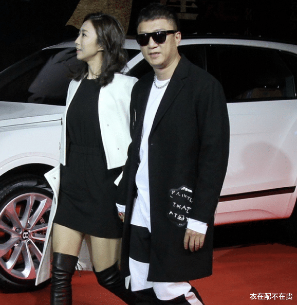 孙红雷|孙红雷娇妻真懂博眼球，穿“液体裙”给老公撑场面，身材不输模特