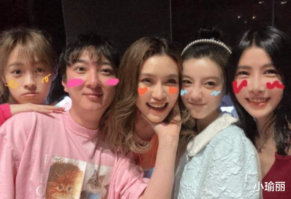 王思聪|王思聪带辣妹打羽毛球，场馆内公然揽腰坐大腿，男友人识趣坐地上