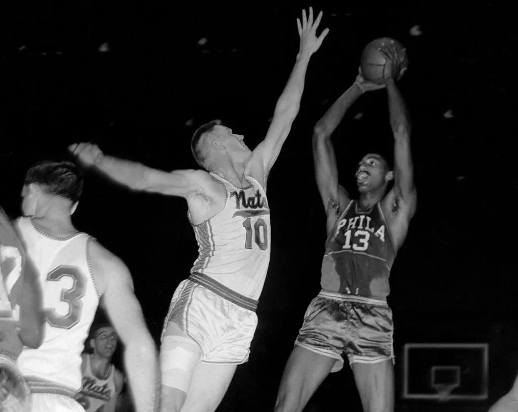 張伯倫|美媒列出了聯(lián)盟歷史上50個(gè)單月場(chǎng)均得分最高的完整列表，現(xiàn)役三人