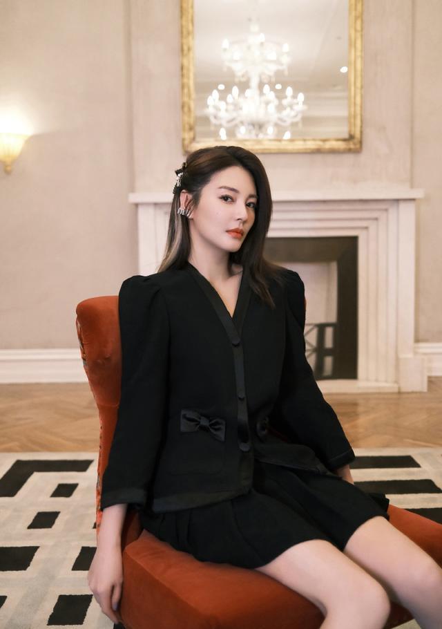 旗袍公馆|恋爱后的张雨绮更少女了,穿百褶短裙减龄娇俏,腿长真是优越