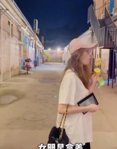 刘诗诗|刘诗诗这邻家姐姐的形象很清纯，站街头啃玉米显随性，看着很年轻