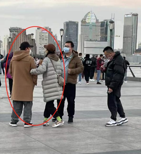 黄渤|黄渤被拍跟女子游玩，网友：不像是他妻子小欧