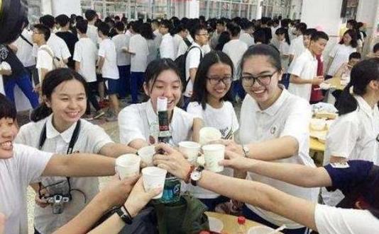 |女大学生要求生活费一次性给被拒，父母很为难：不是抠门是不敢给