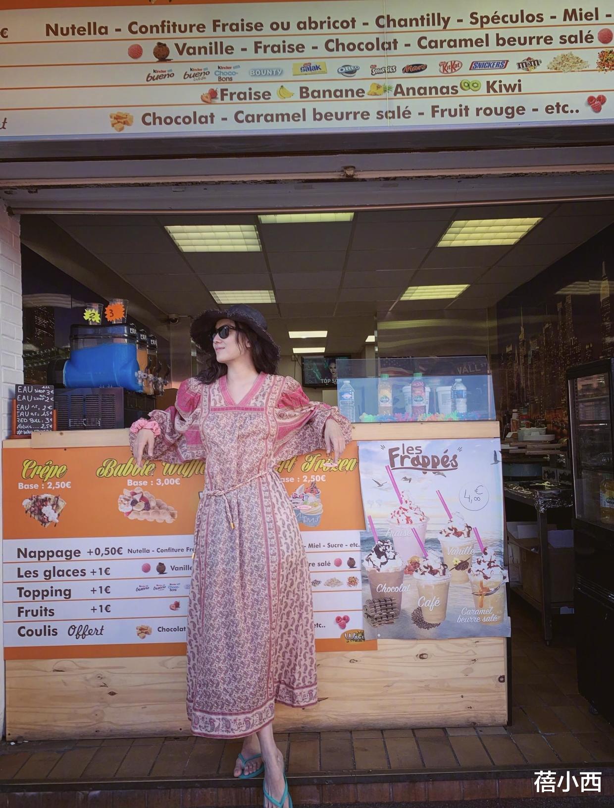 蓓小西|宋佳的原装五官真适合素颜，在国外度假穿印花连衣裙，超有国际范