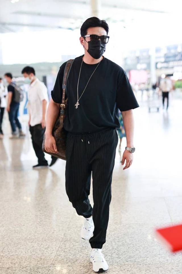 陈红|45岁陆毅拒绝“油腻范”，束脚裤+运动鞋变潮男，梳背头帅气十足