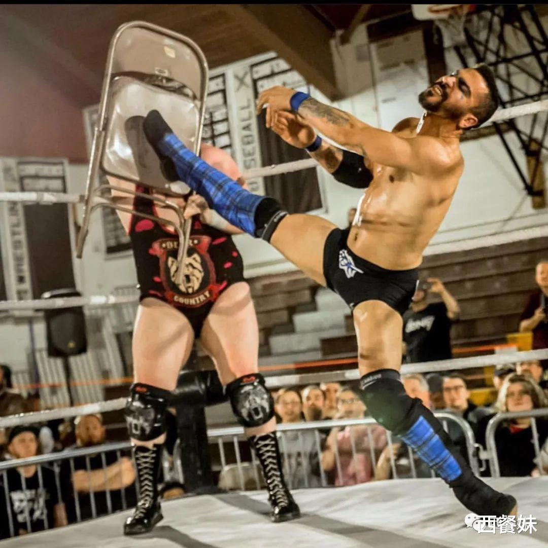 |帅气职业摔跤手出柜泛性恋! 自曝喜欢收集..