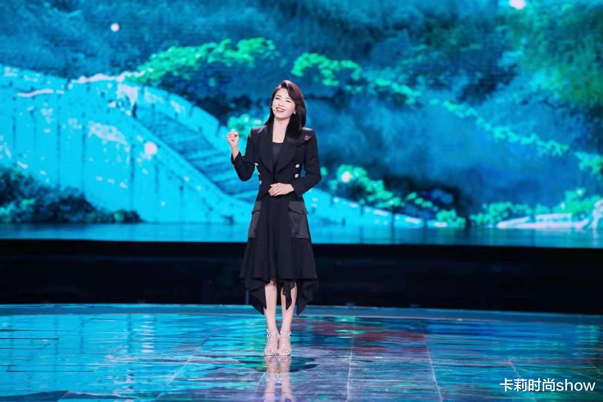 卡莉时尚show|刘涛的造型总让人惊喜，黑色西装也就她能穿得高级，一点不显老气
