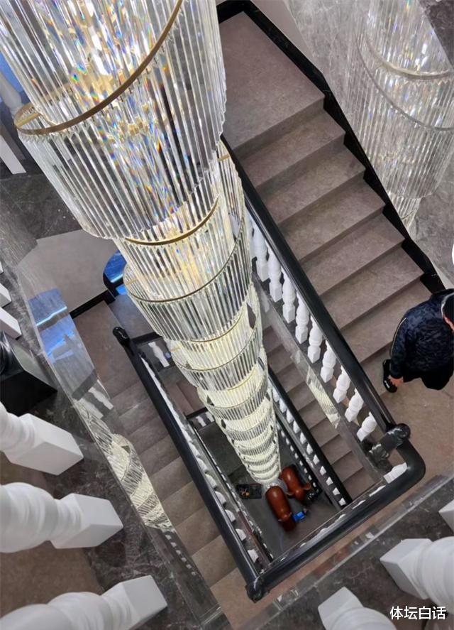 林丹7000万别墅曝光!内部装修如宫殿,与女粉丝合影,动作绅士