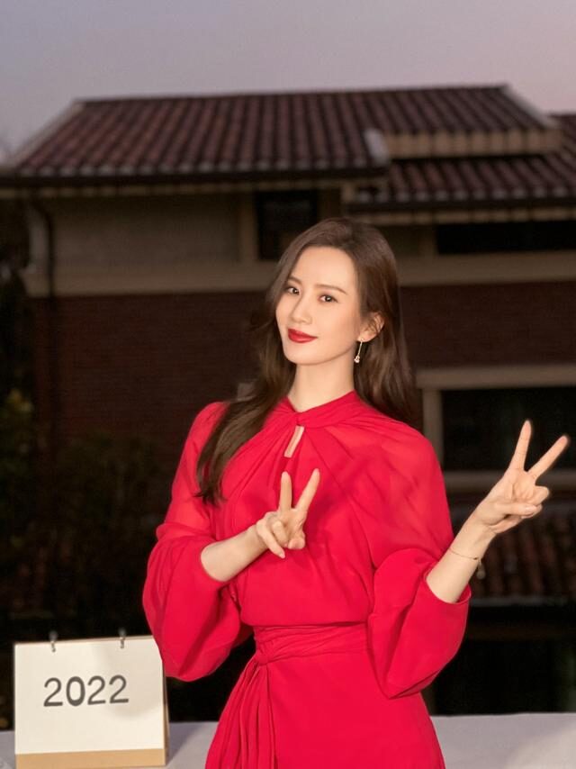 刘诗诗|刘诗诗气质85花中拔尖，别人穿显俗气的红裙，她却穿得明媚又优雅