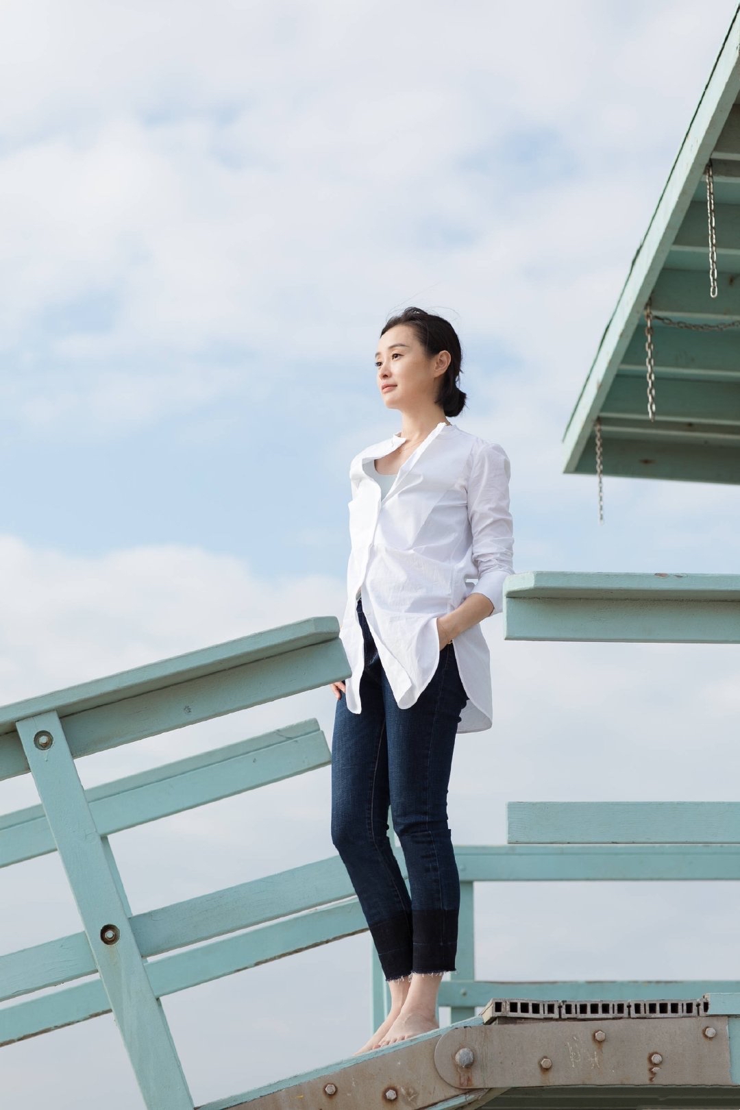 哚乐Like时尚 吴越终于高调，一袭黑色星河丝绒抹胸裙神秘高贵，轻松美成焦点