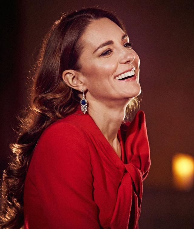 凯特王妃|凯特王妃40岁近照太仙了!蝴蝶结薄纱裙穿出优雅,红裙明艳大方