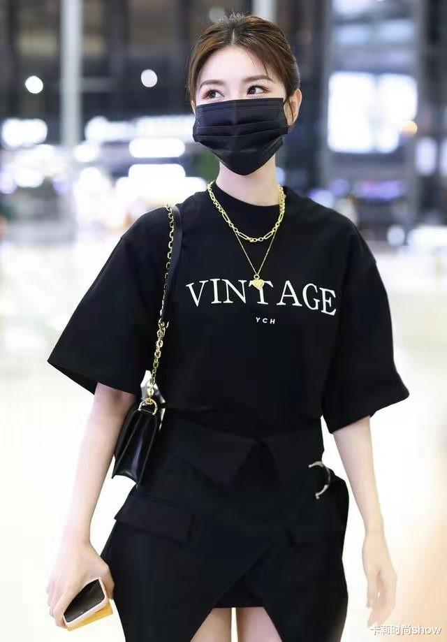 卡莉时尚show|毛晓彤越来越有“女团味”了，极简一身黑也能穿得这么潮，够排面