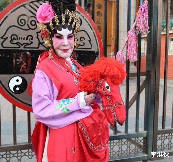 肖战|88岁老艺人黄夏蕙现身直播间卖货,被网友吐槽:像妖怪,太吓人了