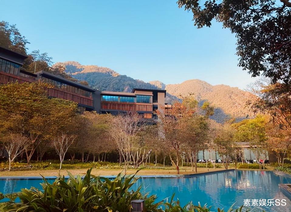 周杰伦|周杰伦晒国外豪宅内景，和儿子坐着看风景，昆凌拍摄儿子的背影照