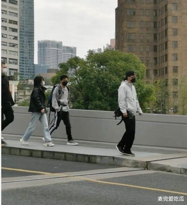 谢霆锋|网友路边偶遇谢霆锋？背双肩包酷似学生，却被调侃不是很高