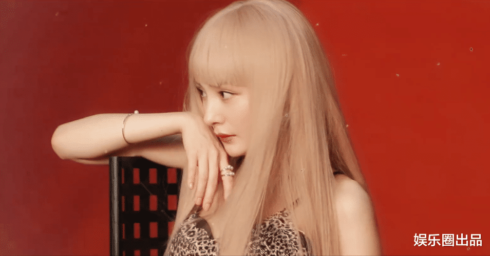 杨幂|杨幂才是真萝莉，34岁拍摩登大片，穿豹纹装状态不输00后