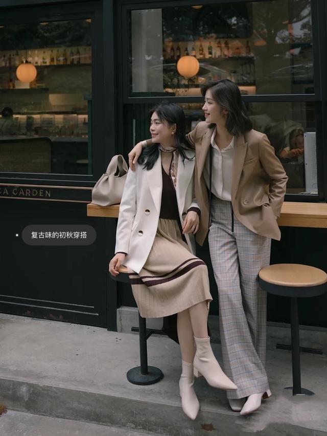 穿衣搭配|被这对闺蜜圈粉了,复古又高级的棕色系,轻松穿出职场精英范
