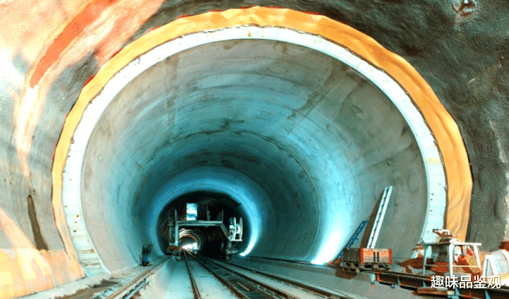  如果把地球挖穿，建一条隧道进行旅行，能轻易到达另一端吗？