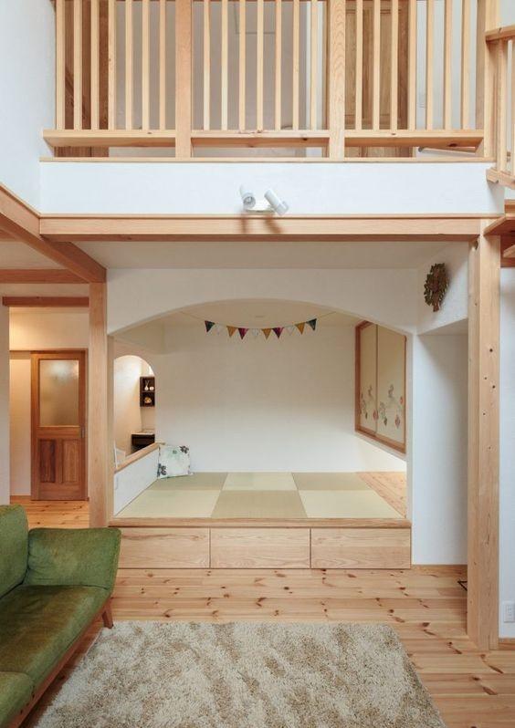 同样是长走道式玄关,她家不用老一套,一侧打榻榻米,多一份惬意