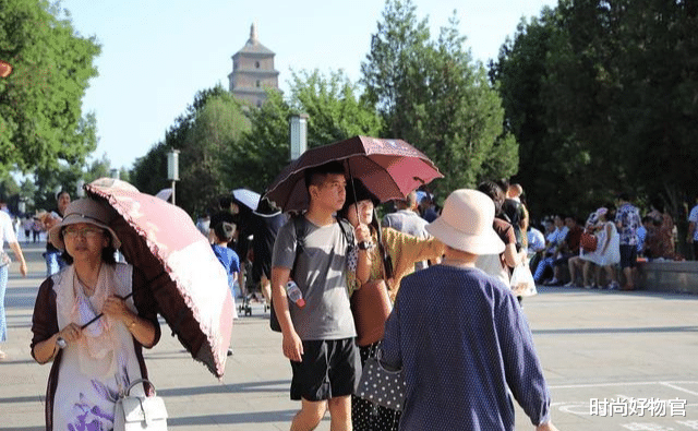 时尚好物官|懒得带伞怕被雨淋?“巴掌伞”放入口袋就可出门,用完甩干不怕丢