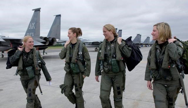 美军|美军战斗机女驾驶员含怒退伍，毅然舍弃美国，千里迢迢来中国求职