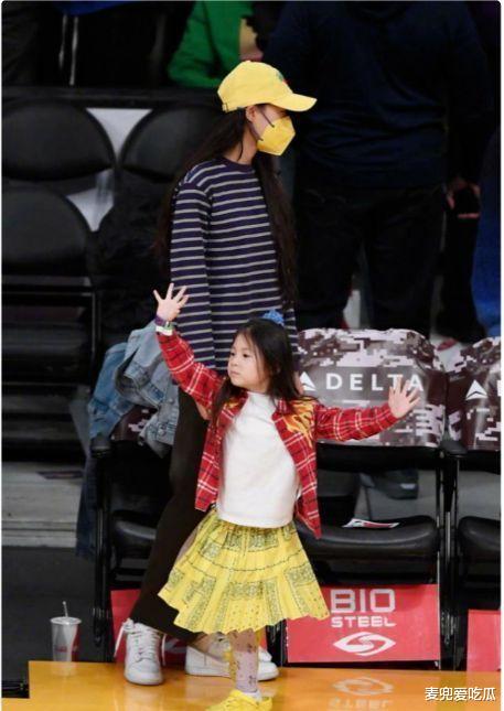 陈冠希|陈冠希一家看球赛？素颜状态暴露真实颜值，网友：越来越像赵本山