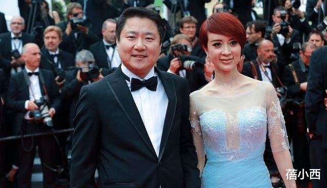 蓓小西|金巧巧与老公合影真敢穿,一袭薄纱连衣裙领口开到腰,真有胆量