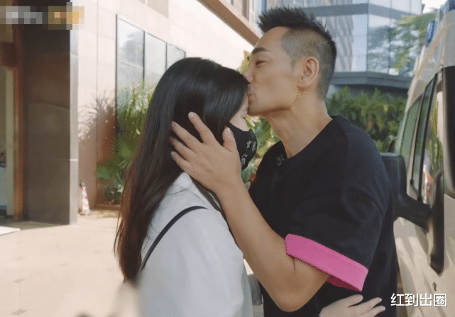 赵文卓|赵文卓和妻子接女儿回家，父女俩久久拥抱不舍松手，亲吻额头超温馨