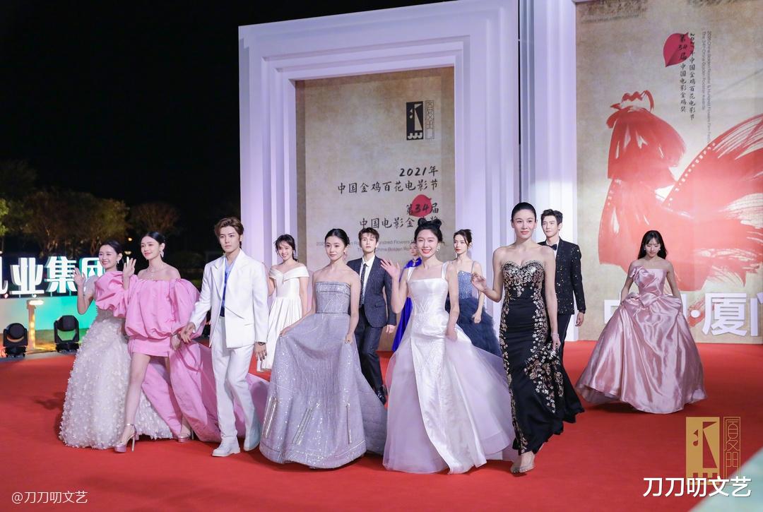 贾玲|金鸡红毯：倪妮抹胸裙艳压，张子枫脱胎换骨，贾玲一“抱”太暖心