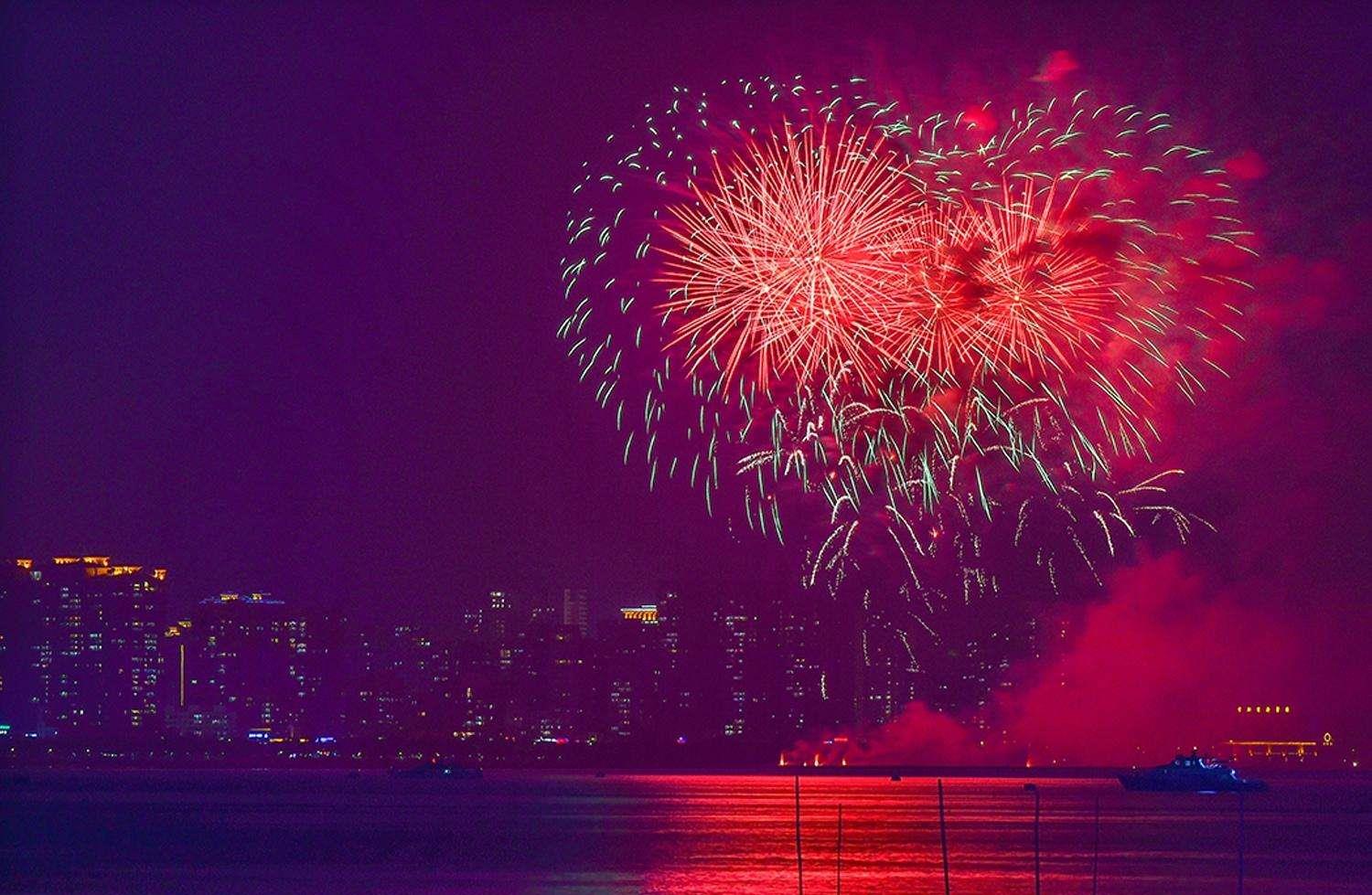 跨年晚会|“最美的夜”跨年晚会群星云集，冯提莫献唱《送你一朵小红花》！