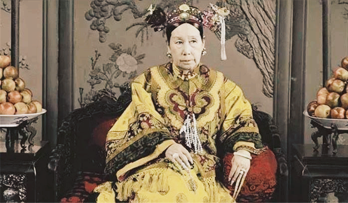 慈禧太后|慈禧如厕时，宫女口含温水候在一旁，太后是真会享受