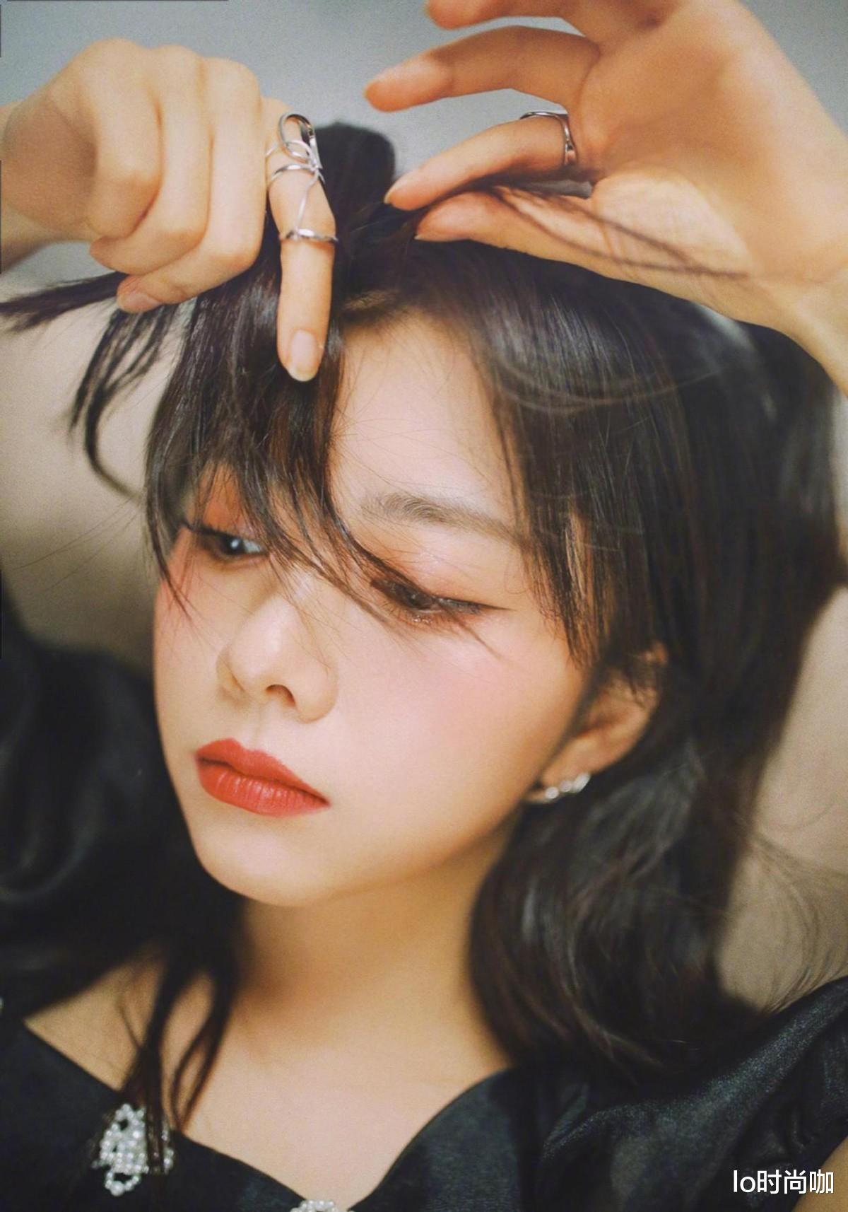 穿衣搭配 谭松韵穿甜美黑裙太可爱，162的身高配上双马尾，感觉更像未成年