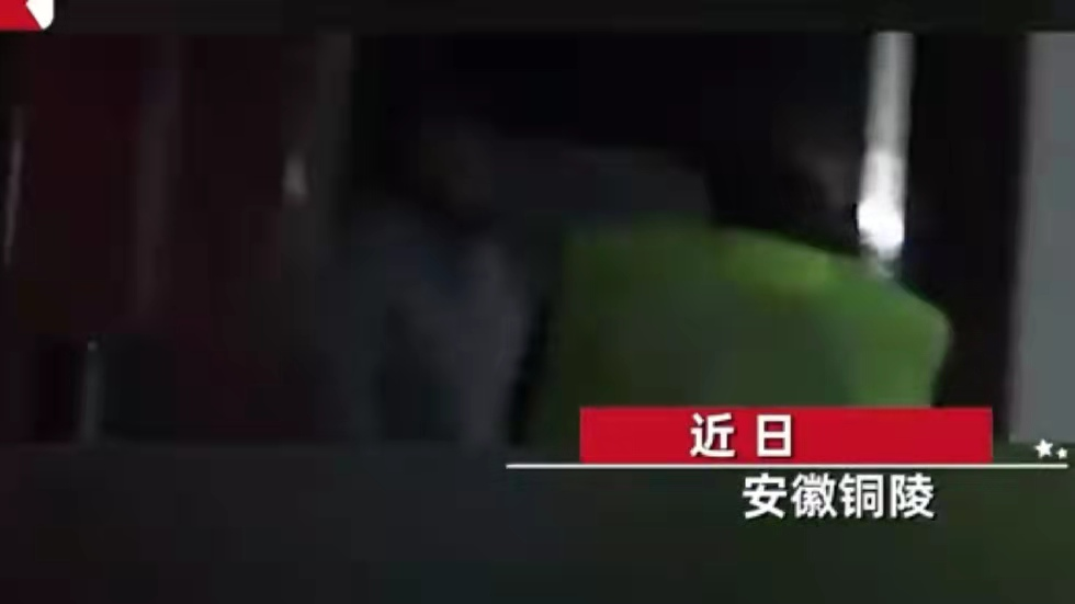 铜陵貌美女子称在家门口被人“扎针”，民警看到房内两个瓶子秒懂