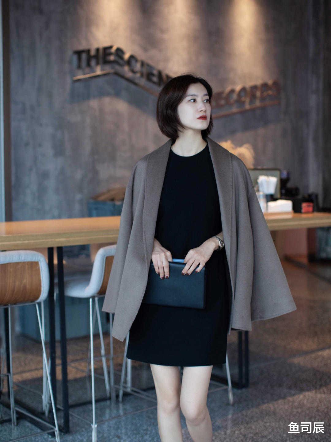 鱼司辰 今冬要重新定义“大衣”,短款大衣容易搭配,内搭高领毛衣就很美