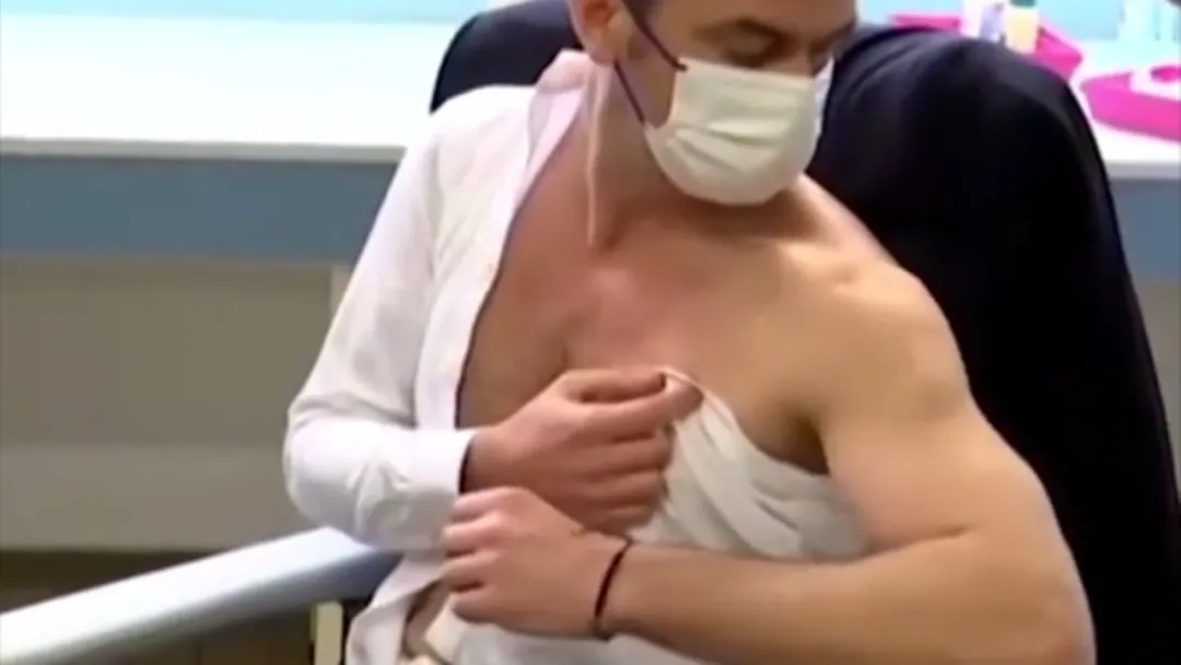 疫苗|肌肉男卫生部长接种疫苗，因外形意外走红，网友：气质真的很好！