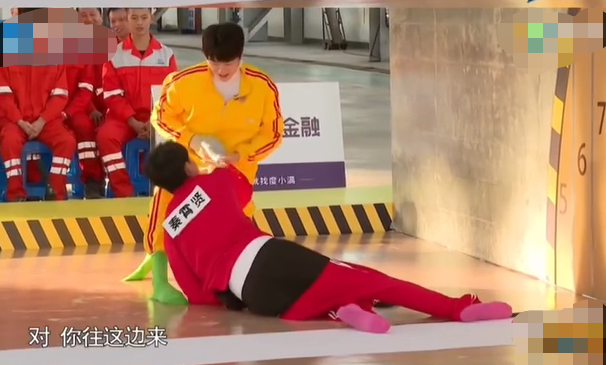 郑秀晶|秦霄贤节目里意外掉裤子！露出黑色底裤姿势妖娆，众人围观爆笑