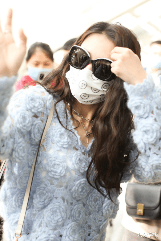 八分穿搭 徐璐终于不低调，穿蓝色镂空装上衣配上开衩皮裤，个性时髦真惹眼