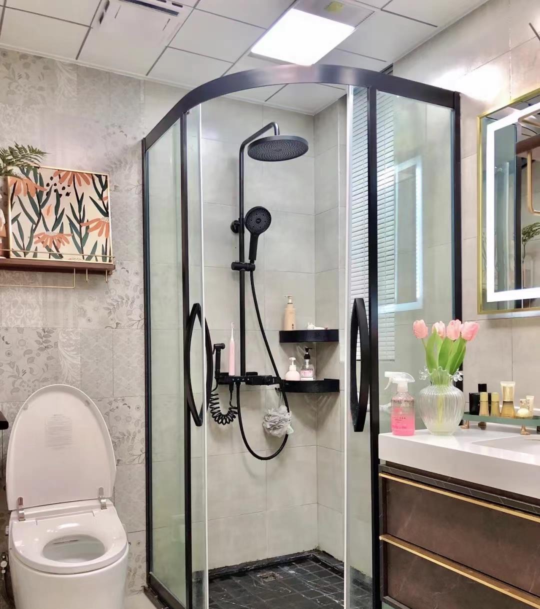 入户冲厕所太尴尬？设计师巧妙设计后，打造出完美玄关，太赞了