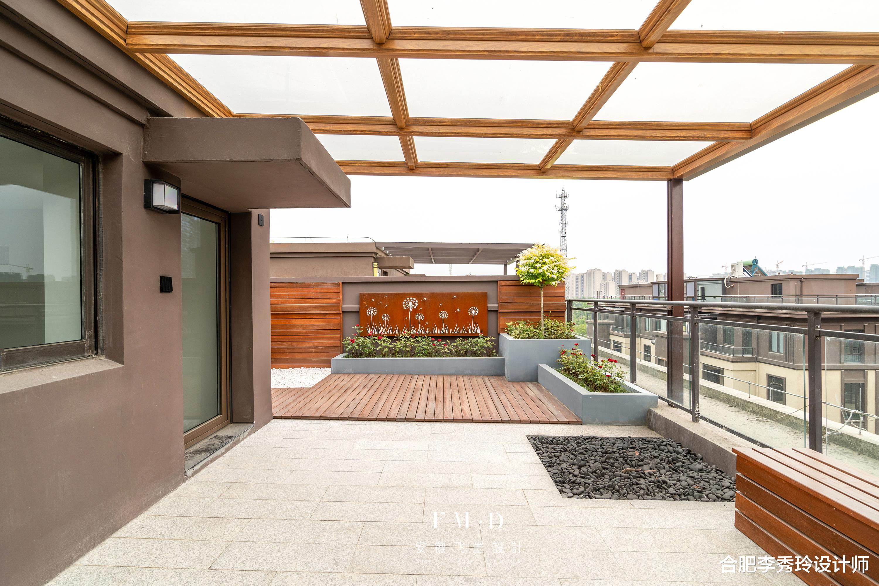 体验到顶复式的快乐了,一半阁楼一半大露台,比住一楼舒服划算