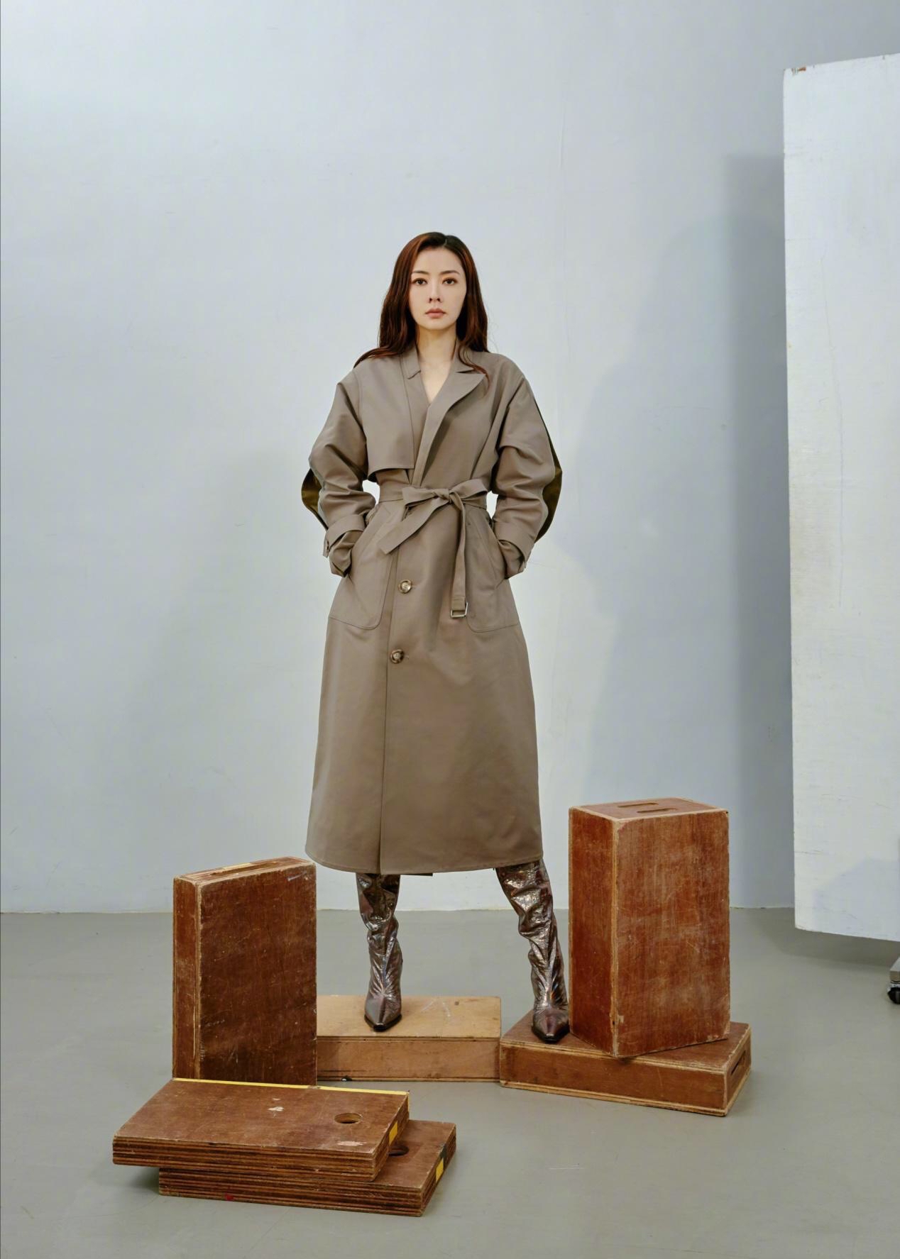 熊黛林|熊黛林不愧是名模，穿大衣也遮不住好身材，翘二郎腿尽显绰约风姿。