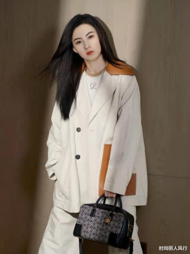 时尚丽人风行 张柏芝衣品终于在线！穿拼色西装外套开始过冬，极简风穿出高级感
