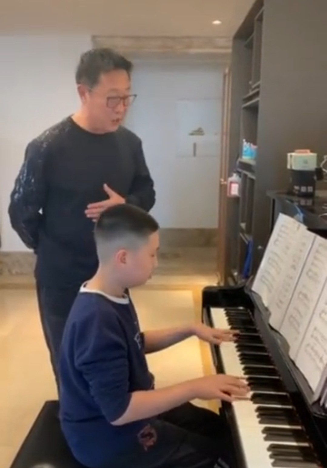 林永健|周冬齐罕晒娃不舍儿子长大，11岁大竣颜值逆袭，与林永健似烙饼