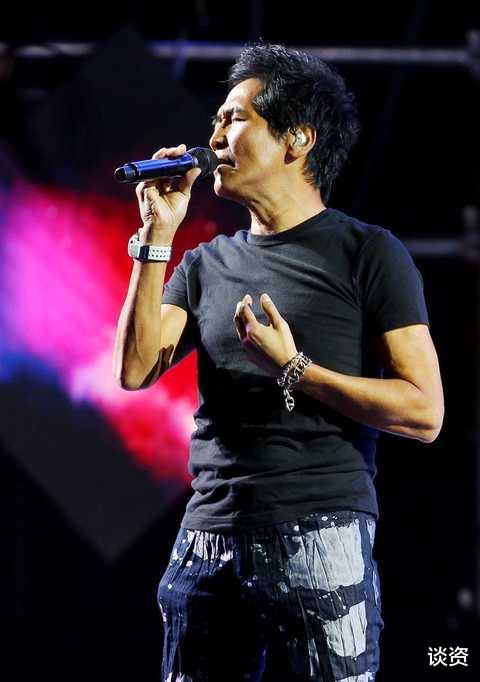 许凯|齐秦现身商演,脸上皱纹横生,腰间赘肉抢镜,帅气不羁的狼王也老了