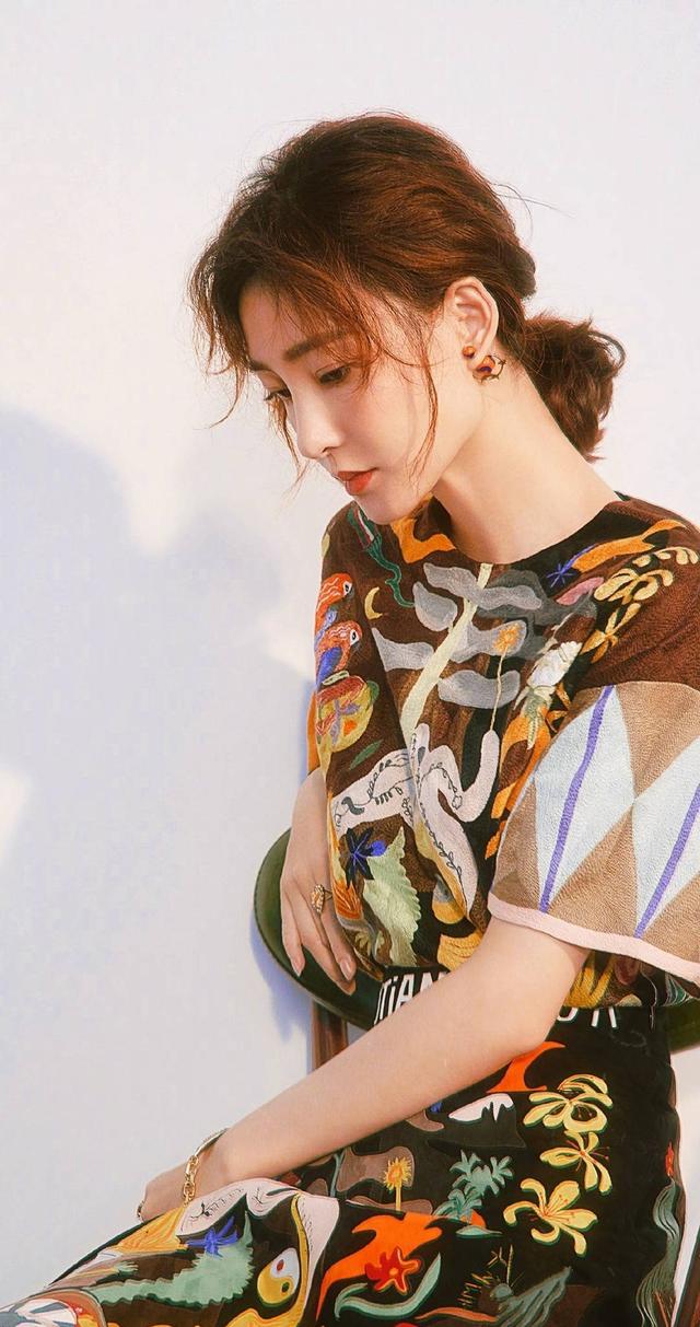 潮帮先生|宋佳王丽坤真是气质型美女，两人同框虽然穿得花哨，依然高级耐看