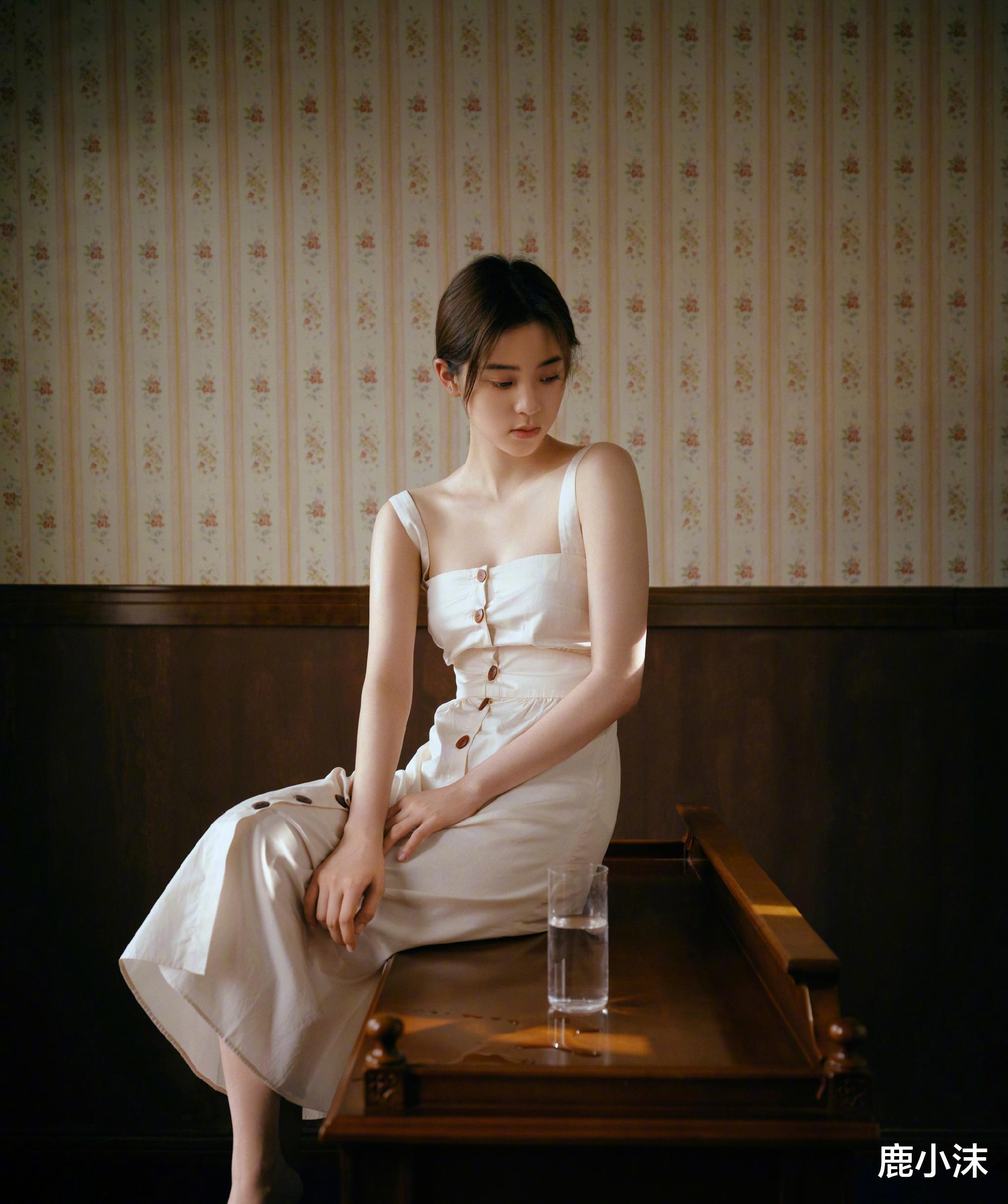 鹿小沫|欧阳娜娜真是“女大十八变”，初秋新造型可纯可欲，小个子这样穿时髦又减龄