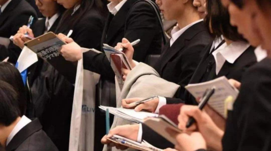 求职|招聘会现场：985/211大学毕业的学生留下，其余学生先离开！